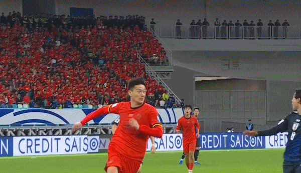 👍卡位+身体素质！23岁蒋圣龙轻松顶翻南野拓实