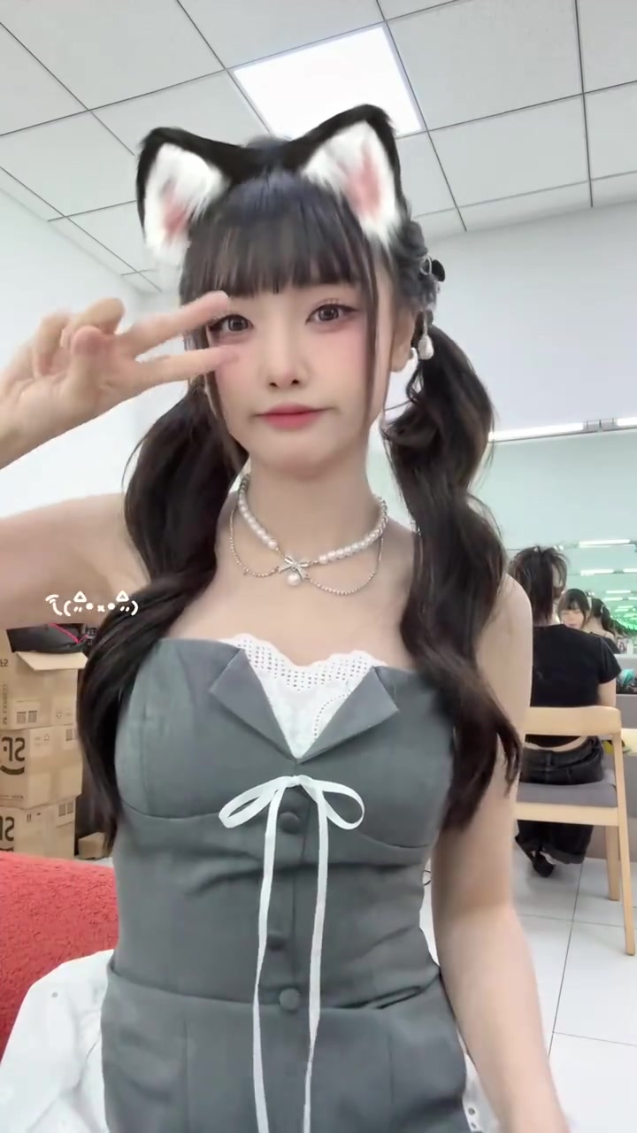 爱看多发!LPL主持周敢敢分享视频:只会一点简单的抖舞了